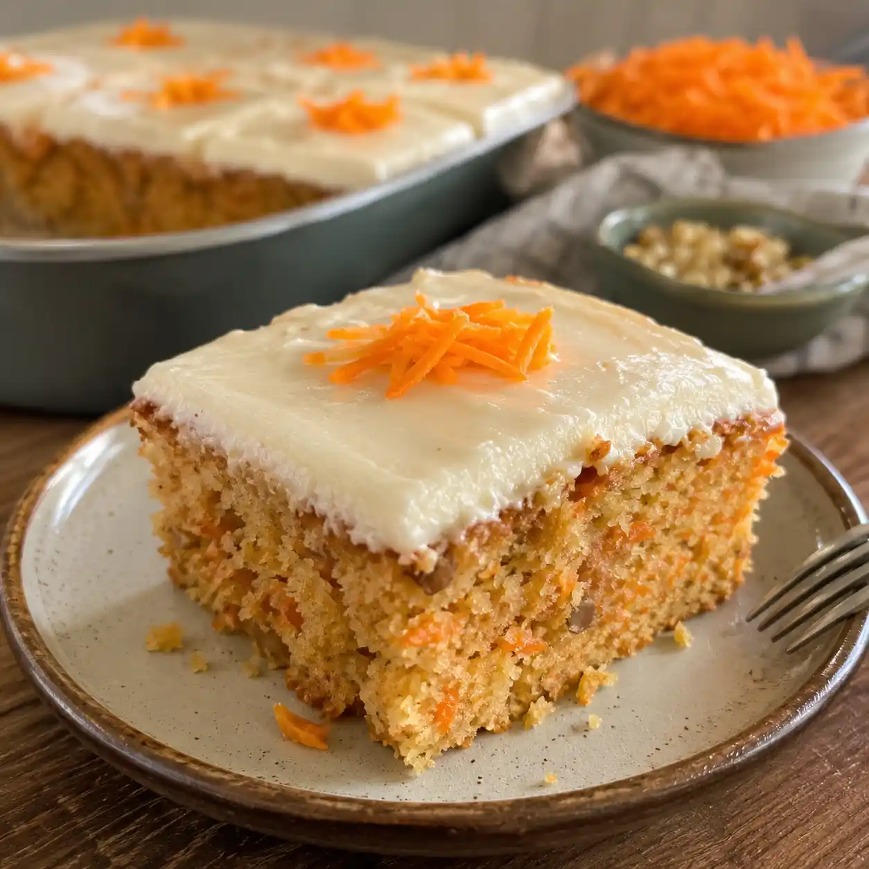 Pastel de zanahoria porcionado